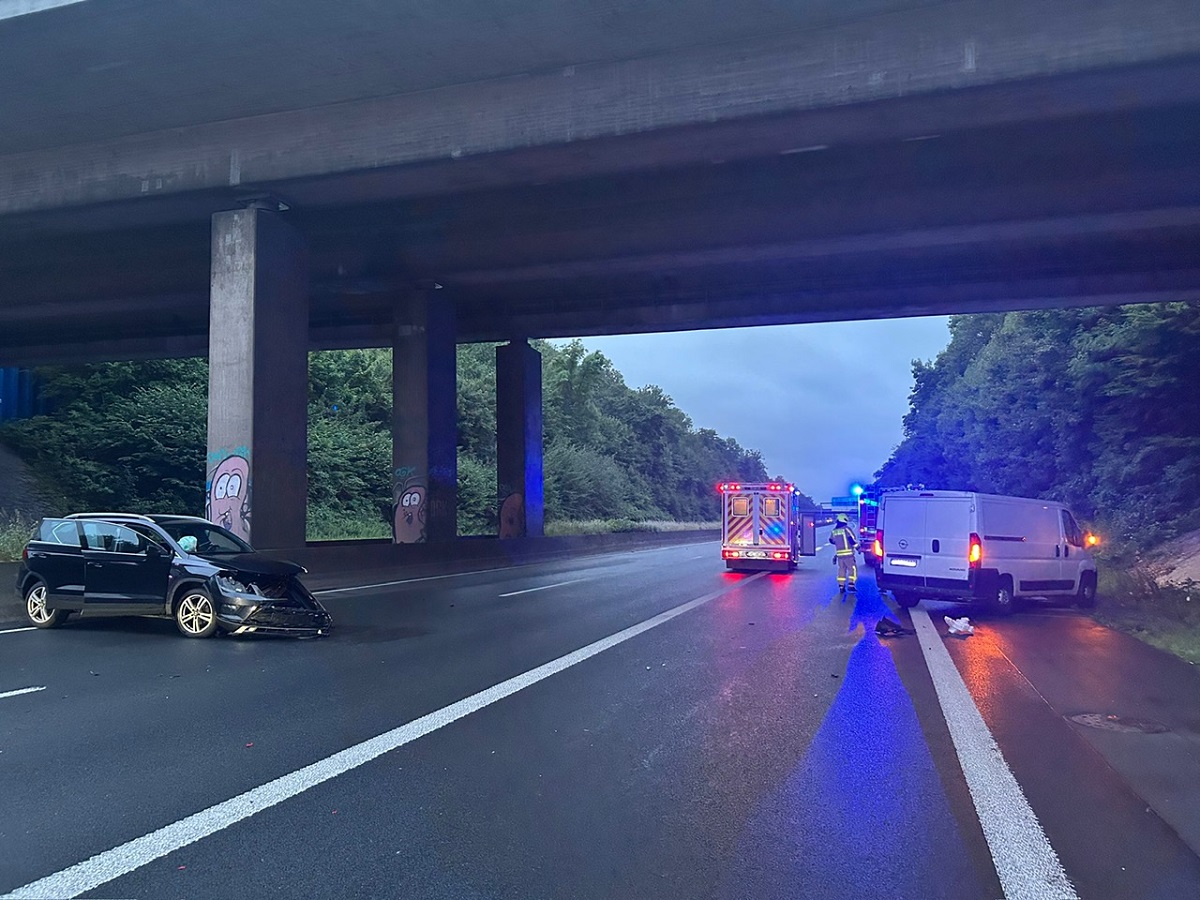 Unfall auf der A42: Zwei Pkw kollidieren