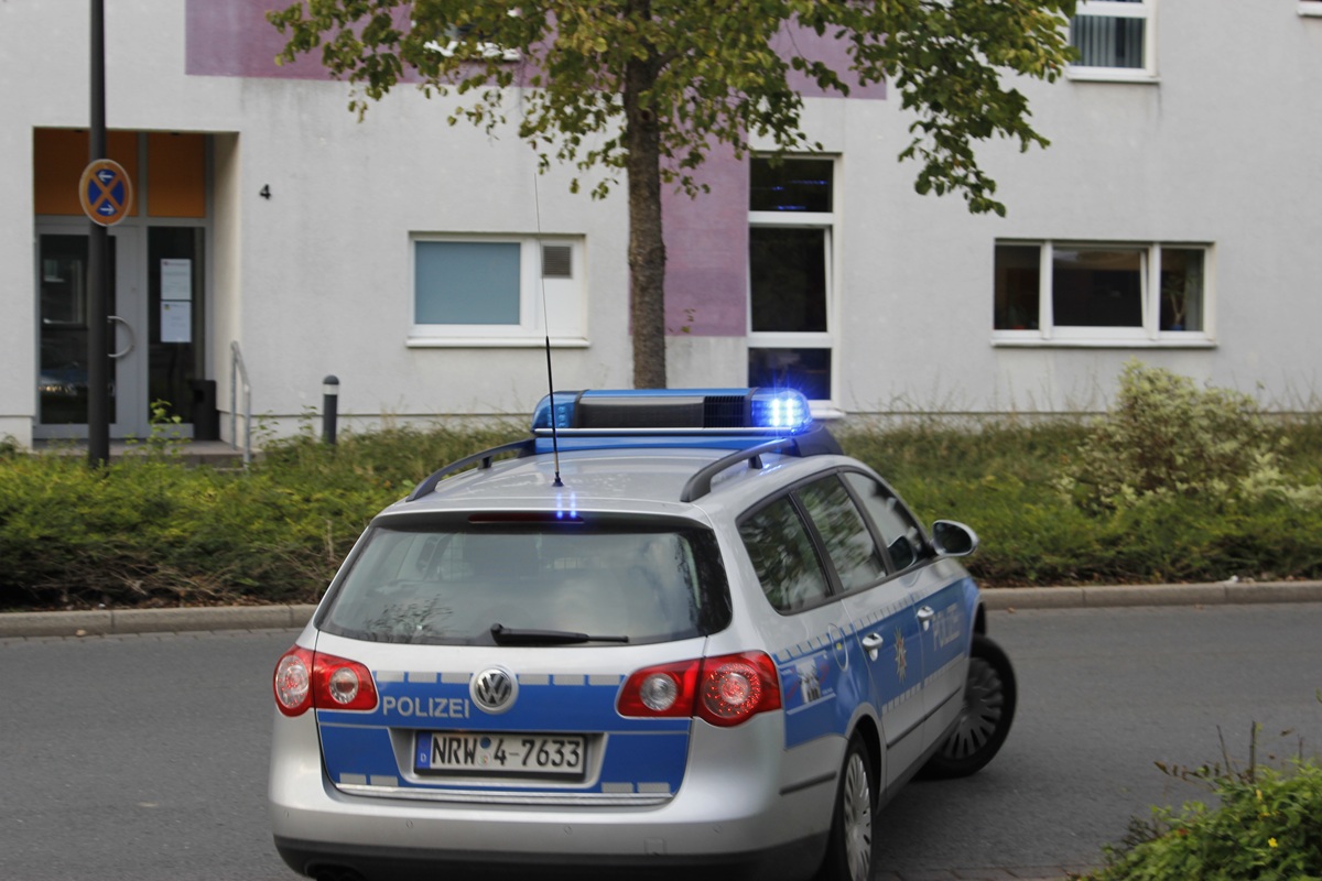 Polizeihubschrauber-Einsatz an Stadtgrenze: Autodiebe flüchten nach Tat in Frohlinde