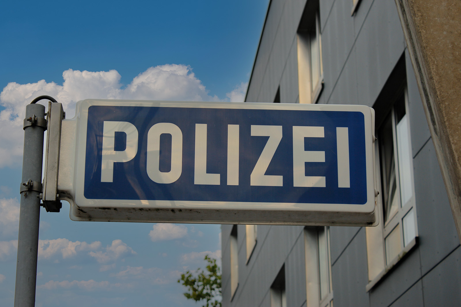 Unbekannter versucht Seniorin Halskette zu entreißen